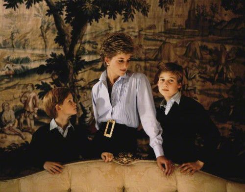 Esta imagem possuí um atributo alt vazio; O nome do arquivo é 1993-princess-diana-christmas-card.jpg